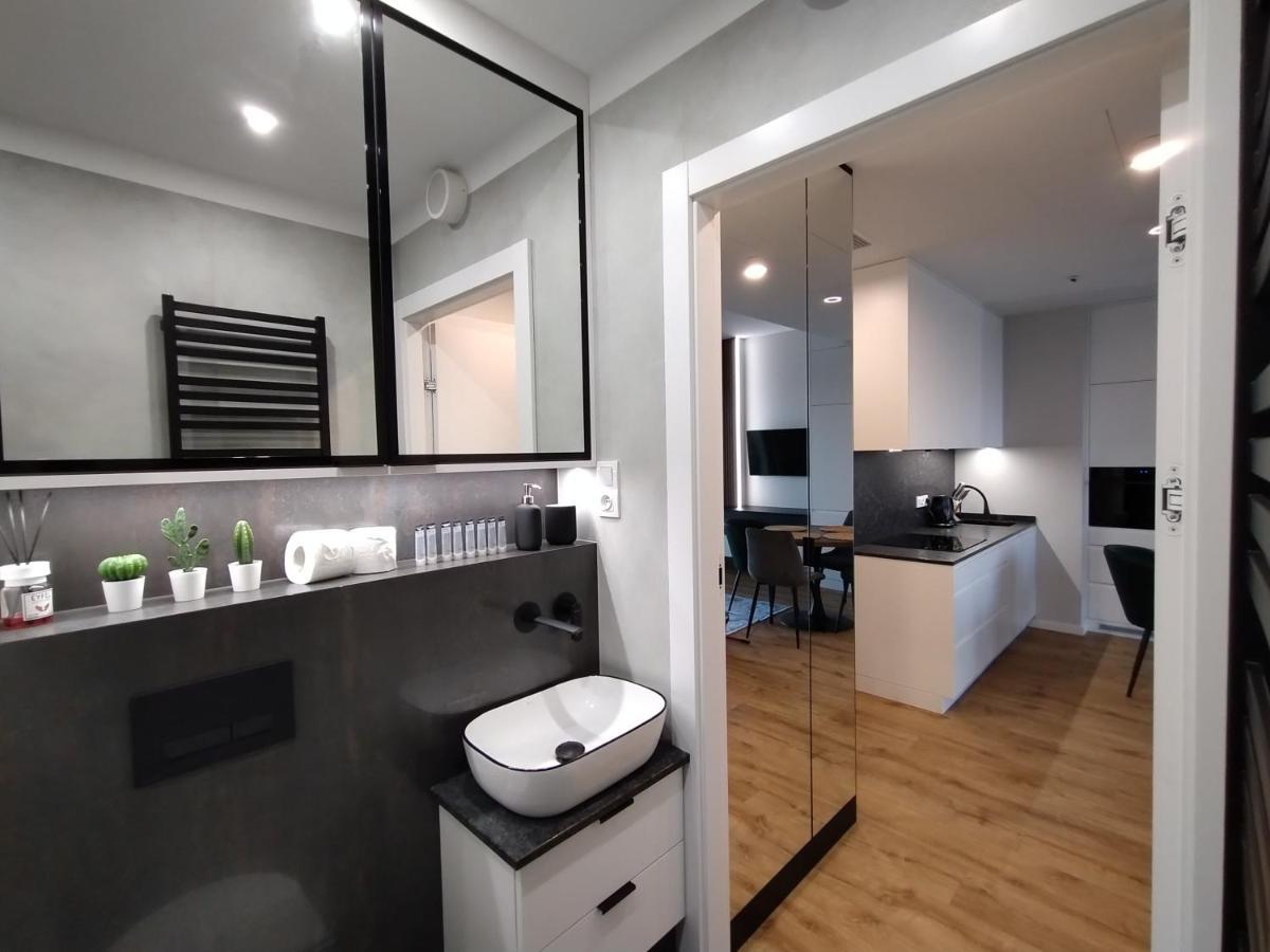 Wola Tower Deluxe Separate Bedroom With Free Garage - By Perfect Apart Βαρσοβία Εξωτερικό φωτογραφία